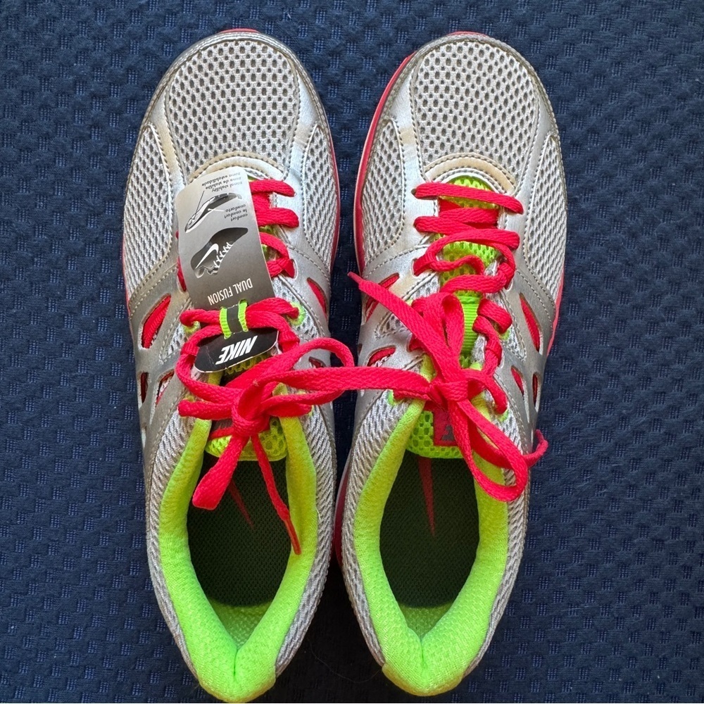 NWT Women NIKE DUAL FUSION LITE Size 6.5